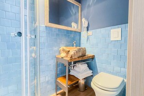 Bathroom - In the authentic heart of Manarola, in its most peaceful and panoramic area, Terre Marine Rooms welcomes guests into an intimate and relaxing atmosphere, where the charm of the Cinque Terre meets modern comfort.The Blue Room is a refined double room, ins (Riomaggiore)