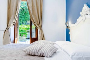 Room - In the authentic heart of Manarola, in its most peaceful and panoramic area, Terre Marine Rooms welcomes guests into an intimate and relaxing atmosphere, where the charm of the Cinque Terre meets modern comfort.The Blue Room is a refined double room, ins (Riomaggiore)