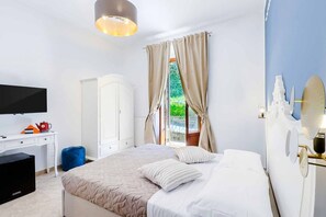 Room - In the authentic heart of Manarola, in its most peaceful and panoramic area, Terre Marine Rooms welcomes guests into an intimate and relaxing atmosphere, where the charm of the Cinque Terre meets modern comfort.The Blue Room is a refined double room, ins (Riomaggiore)