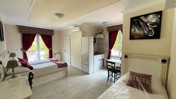 Triple Room, River View | Free WiFi