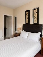 Tabla de planchar con plancha, wifi gratis y ropa de cama