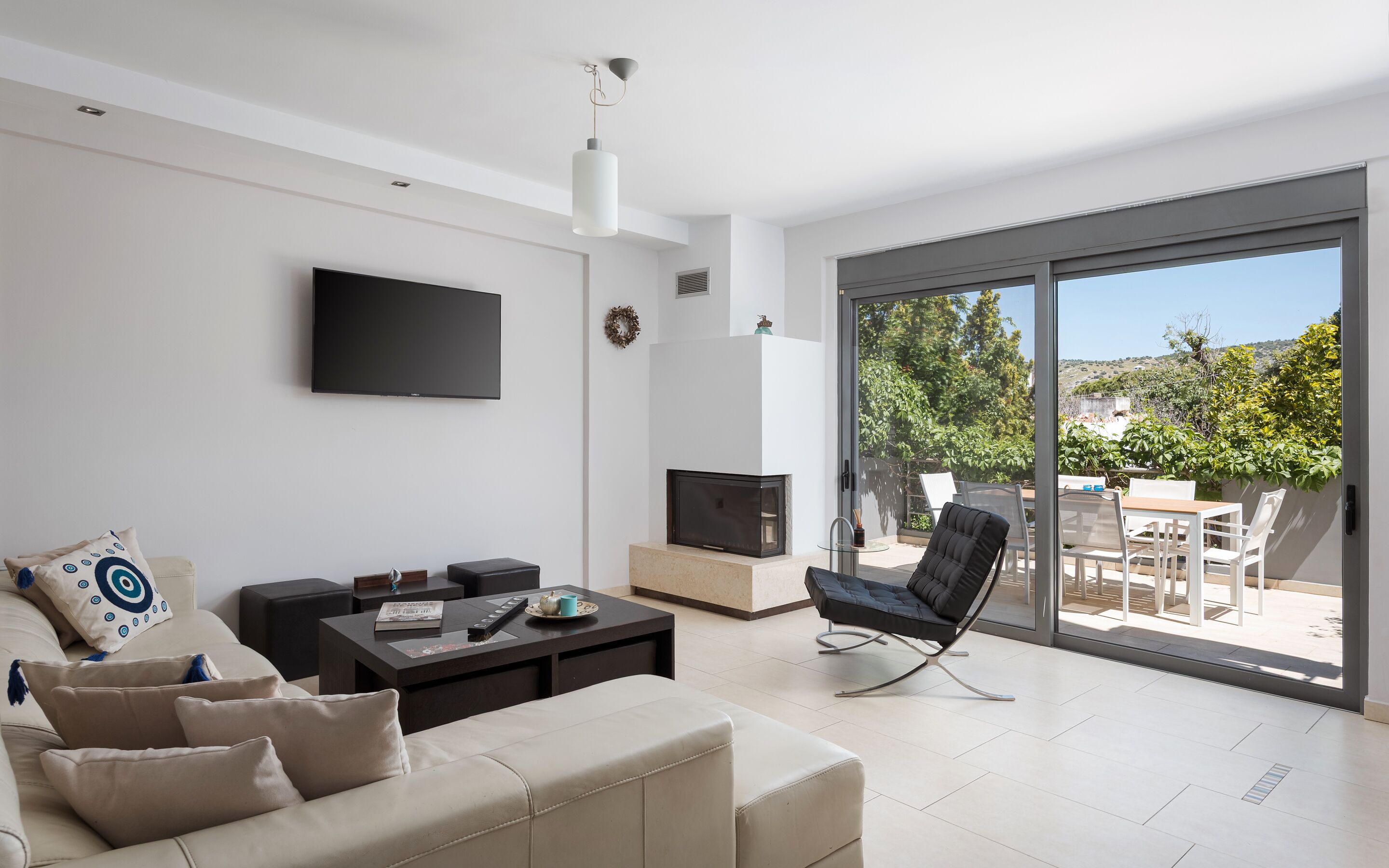 Casa | Zona de estar | Smart TV de 55 pulgadas con canales por satélite, una chimenea