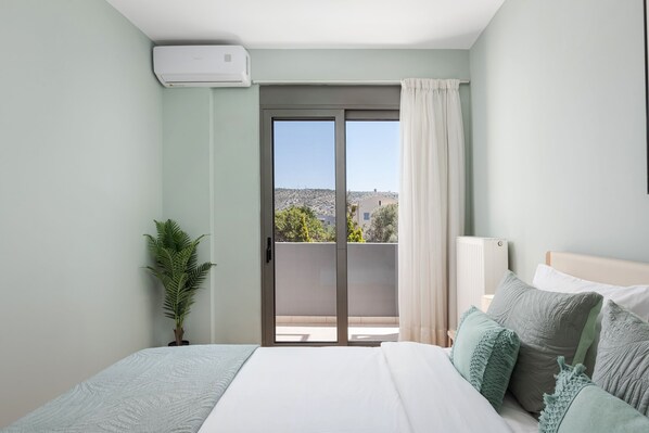House | Desk, soundproofing, iron/ironing board, travel crib - Anavil House Athenian Riviera (Vari)