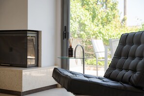 Hus | Vardagsrum | 55-tums smart-tv med satellitkanaler och eldstad