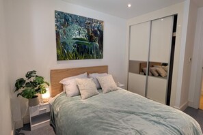 2 bedrooms, free WiFi, bed sheets - 2 Bed Apartment Sleeps 6 - Pets Welcome - Rooftop (Kingston Upon Thames)