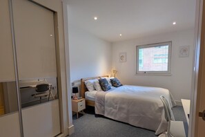 Room - Apartment Sleeps 6 With Parking Pets Welcome (Kingston Upon Thames)