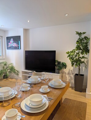 Dining - Apartment Sleeps 6 With Parking Pets Welcome (Kingston Upon Thames)