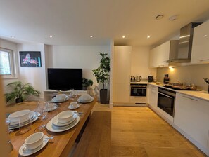 Private kitchen - Apartment Sleeps 6 With Parking Pets Welcome (Kingston Upon Thames)