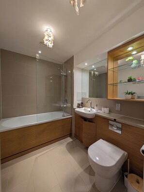 Bathroom - Apartment Sleeps 6 With Parking Pets Welcome (Kingston Upon Thames)