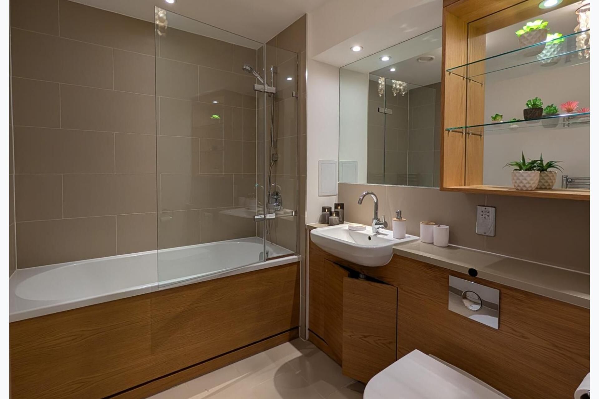Combined shower/tub, deep soaking tub, towels