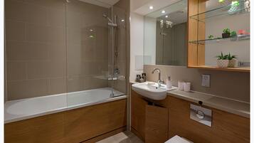 Ducha y bañera combinadas, bañera profunda y toallas
