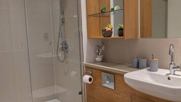 Combined shower/bathtub, deep-soaking bathtub, towels