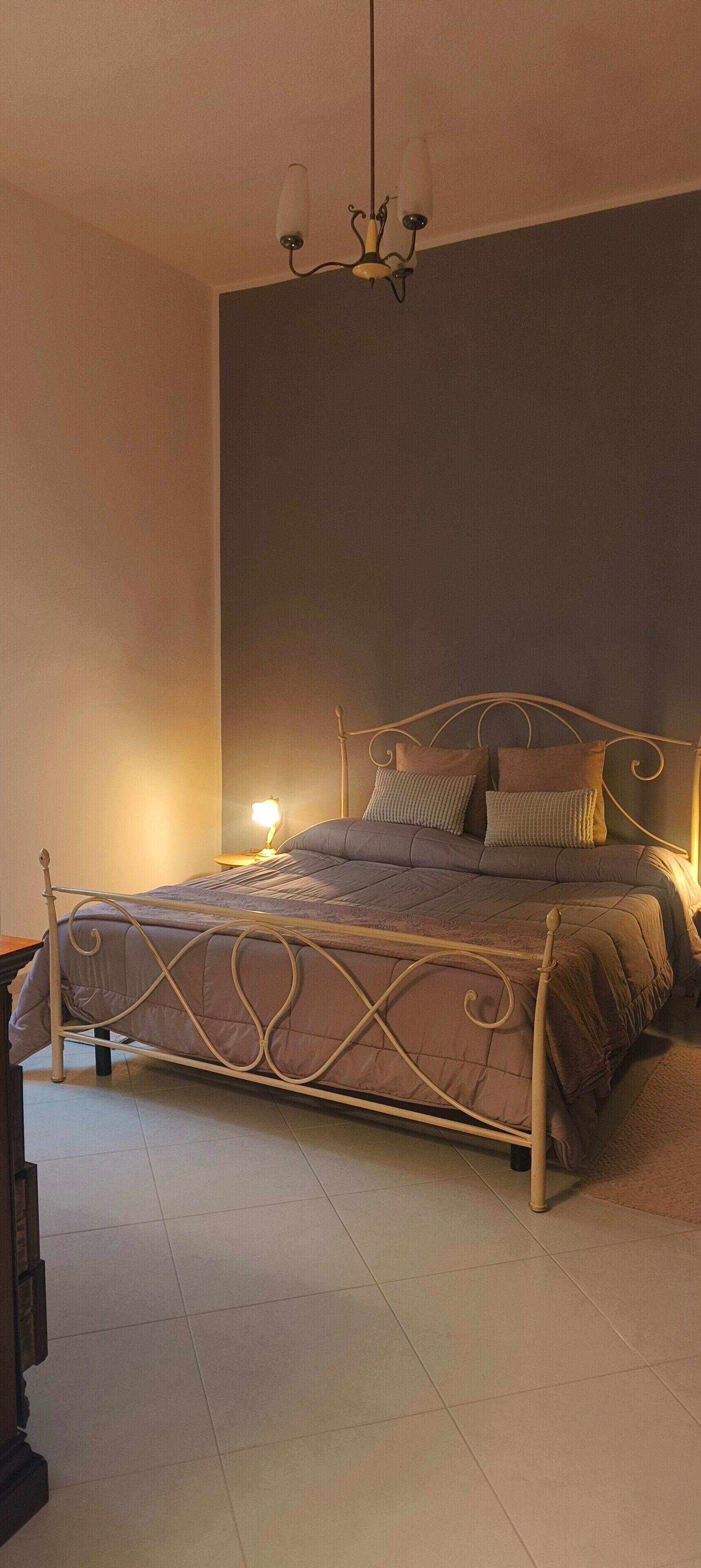 Iron/ironing board, bed sheets