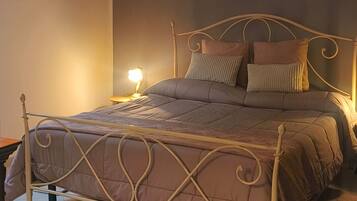 Iron/ironing board, bed sheets