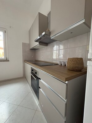 Kühlschrank, Ofen, Herdplatte, Geschirrspüler