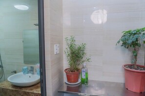 Kamar Comfort | Kamar mandi | Shower, pengering rambut, handuk, dan sabun