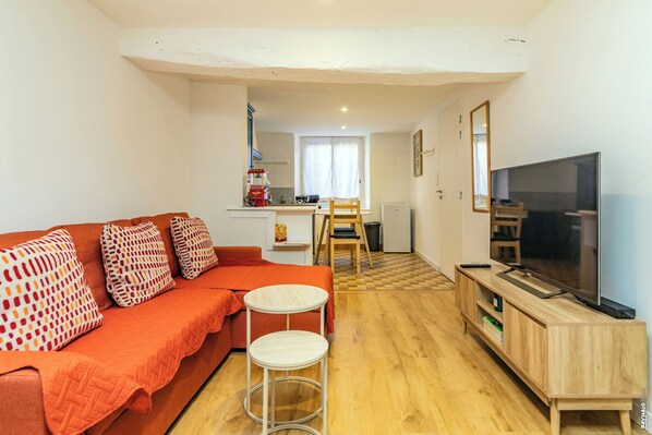 Living area - Vrbo Property (Gaillac)