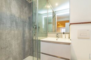 Bathroom - Vrbo Property (Gaillac)