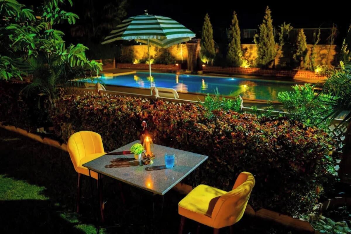 Una piscina al aire libre