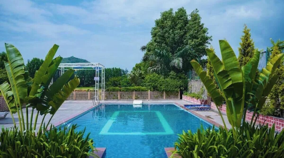 Una piscina al aire libre