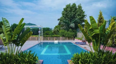 Outdoor pool. Abha Farms And Resort
