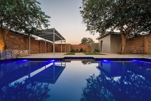 Una piscina al aire libre