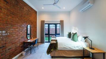 Deluxe appartement, patio | Een bureau, een laptopwerkplek, een strijkplank/strijkijzer, gratis wifi