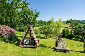 A rural landscape with a wooden structure, a stone, and a fence. - Otsanda Logelak Guest Rooms – Renovated Basque Farmhouse with Mountain Views (Sare)