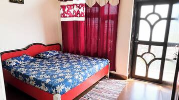 Deluxe Double Room, Multiple Beds | Hypo-allergenic bedding, desk, soundproofing