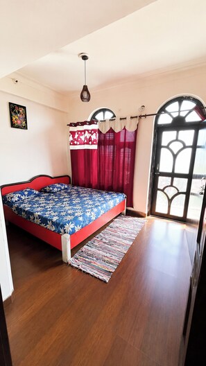 Habitación doble Deluxe, varias camas | Ropa de cama hipoalergénica, escritorio y insonorización 