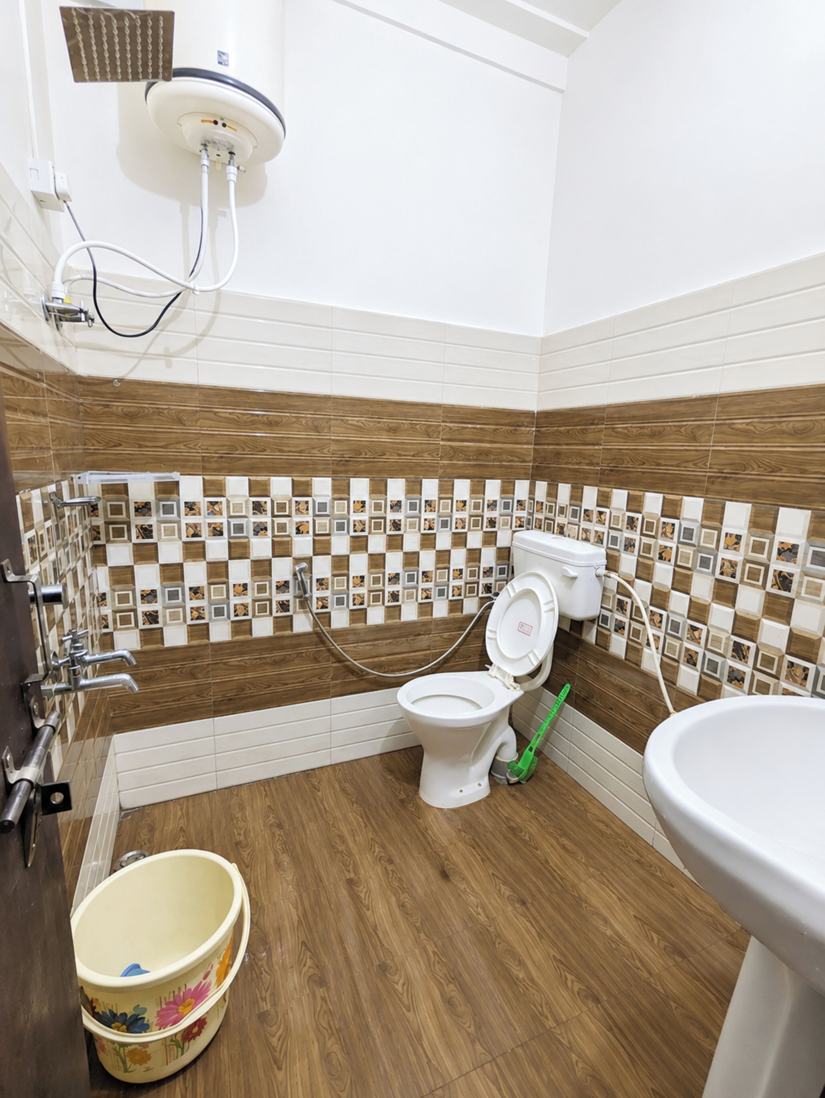 Een douche, een regendouche, pantoffels, handdoeken