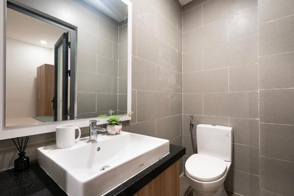 Deluxe Double Room | Bathroom | Slippers