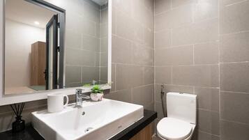 Deluxe Double Room | Bathroom | Slippers