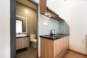 Private kitchen - Daisy House Near Bui Vien - Self Checkin (Cau Ong Lanh)