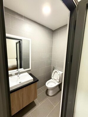Kamar Triple | Kamar mandi | Sandal
