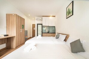 Triple Room, Balcony | Free WiFi, bed sheets - Daisy House Near Bui Vien - Self Checkin (Cau Ong Lanh)
