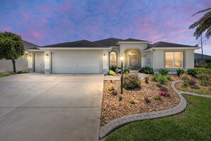 Exterior - Fairway Hideaway - 3/2 w/ Grill & Luxury Lanai in The Village of Charlotte (Charlotte, The Villages)