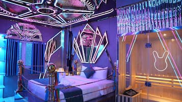 Suite de diseñador | Decoración personalizada, muebles diferentes y wifi gratis