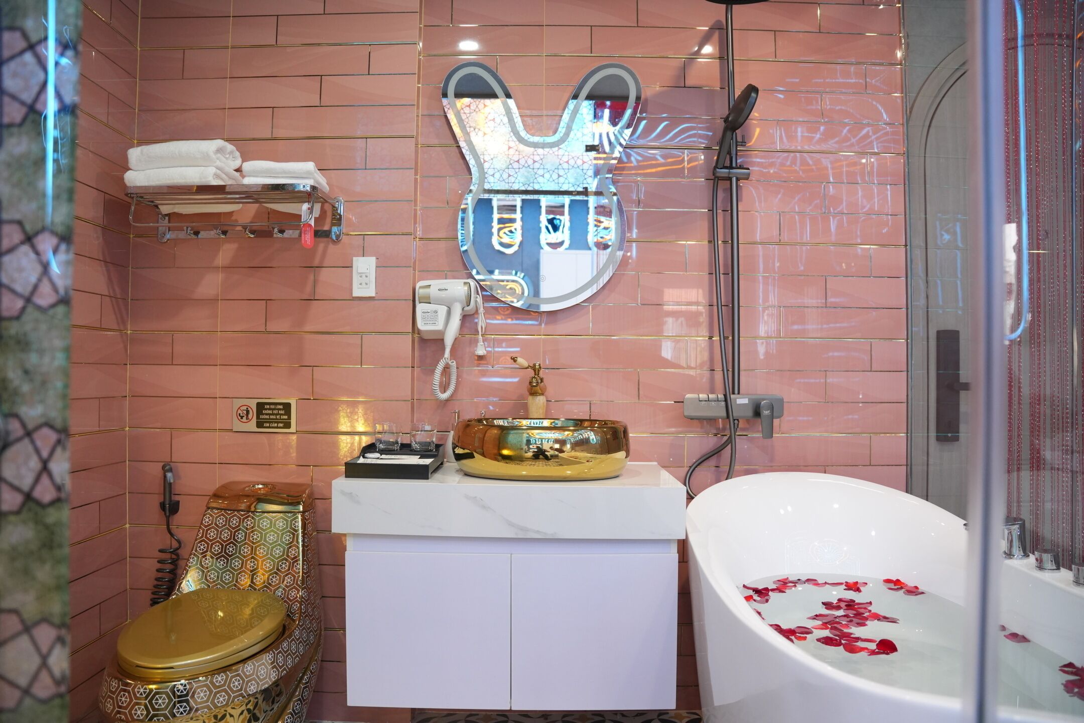 Suite | Baño | Artículos de higiene personal gratuitos, secador de pelo y toallas