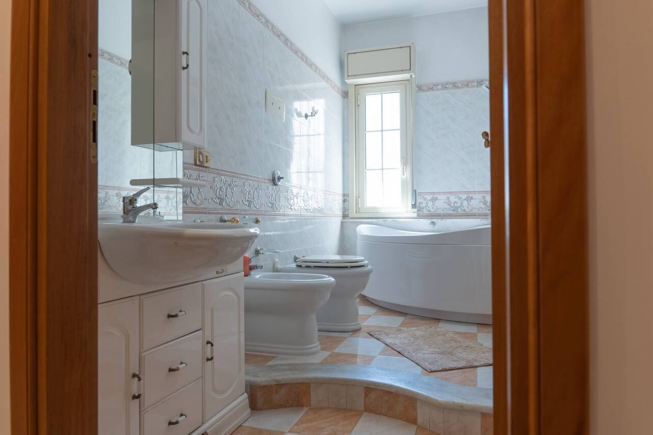 Sèche-cheveux, bidet, serviettes fournies, savon