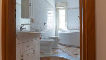 Sèche-cheveux, bidet, serviettes fournies, savon