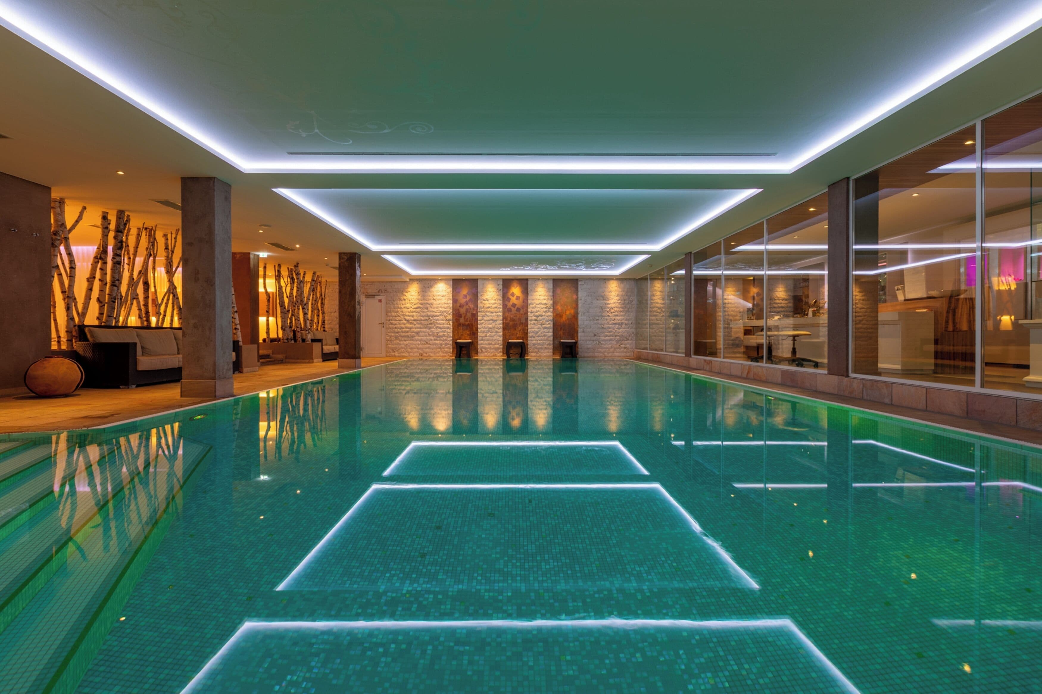 Piscina interna, piscina externa, guarda-sóis, espreguiçadeiras