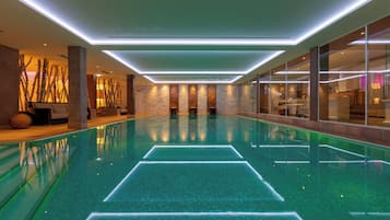 Piscina interna, piscina externa, guarda-sóis, espreguiçadeiras