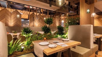 4 restaurants; lunch and dinner served