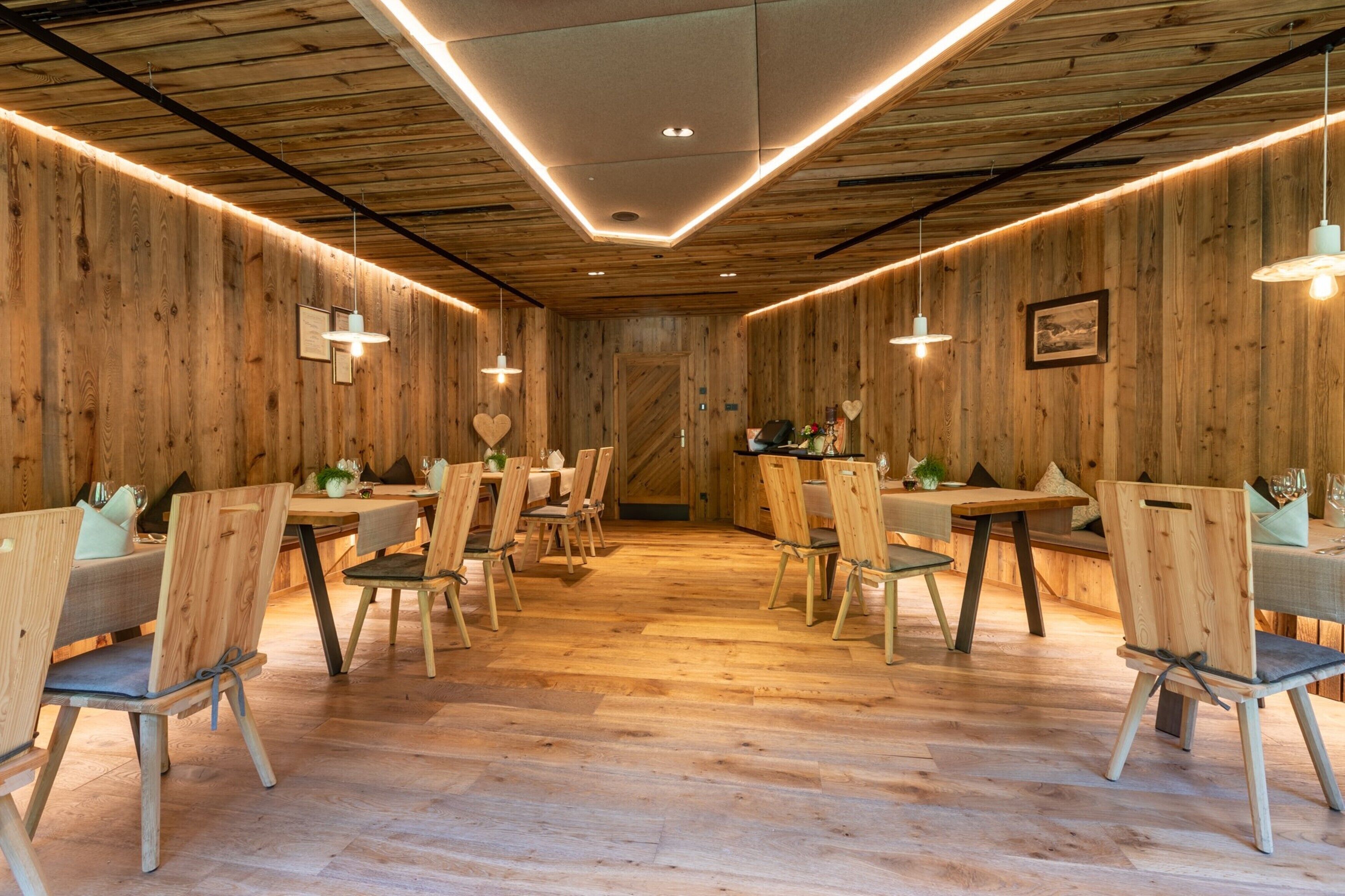 4 Restaurants; Mittagessen und Abendessen werden serviert