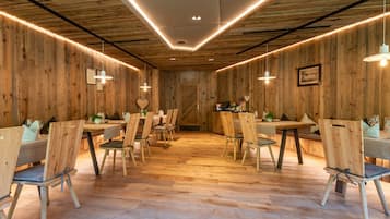4 Restaurants; Mittagessen und Abendessen werden serviert