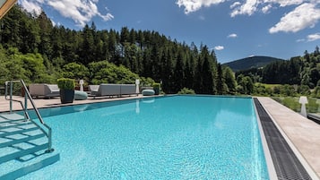 Piscine couverte, piscine extérieure, parasols de plage, chaises longues