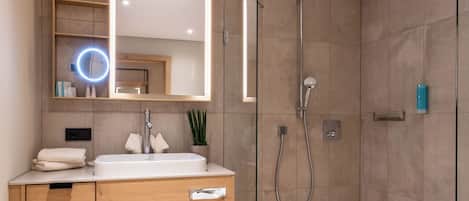 Quarto casal superior | Banheiro | Produtos de toalete grátis, secador de cabelo, toalhas de banho