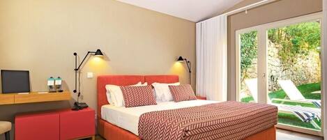 Premium Room | Hypo-allergenic bedding, minibar, in-room safe, iron/ironing board