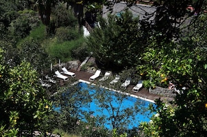 Una piscina techada, una piscina al aire libre de temporada